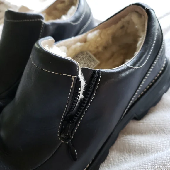 UGG Black Flats with Cozy Furry Lining - Picture 2 of 11